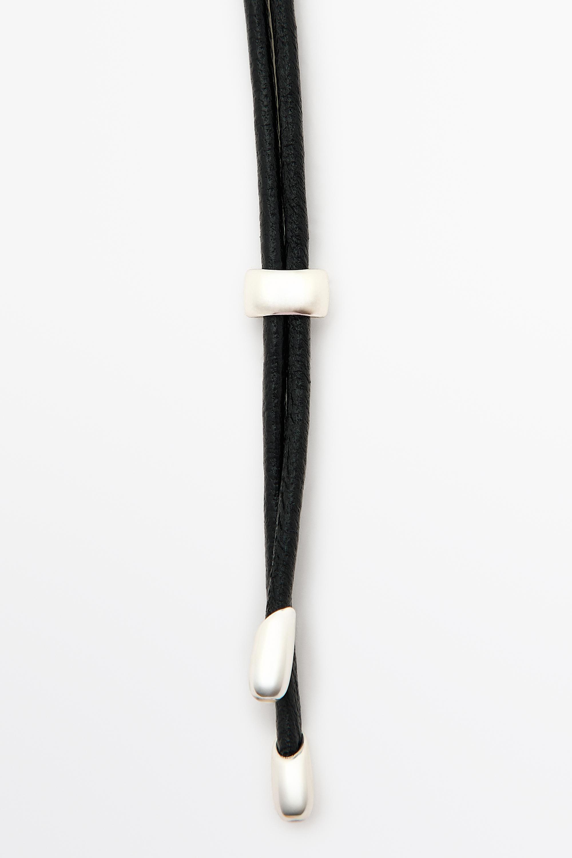 Collier pendentif ovale cordon cuir